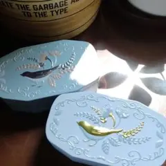 デザイン缶 小鳥柄 ２色セット 小物入れ ラッピング缶 ギフト缶