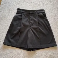 GU タック入りダークグレーショートパンツ