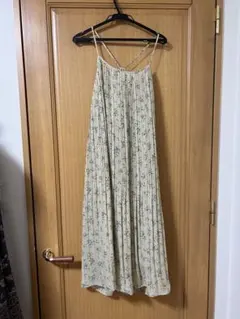 アースミュージック&エコロジー　プリーツキャミワンピース　F 花柄