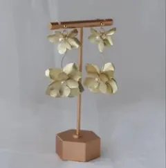 フラワーピアス　マットゴールド　パール付き
