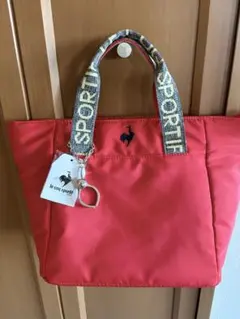 赤いナイロン製トートバッグ