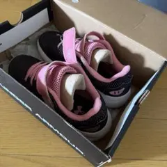 UNDER ARMOUR キッズ スニーカー ブラック ピンクのサムネイル