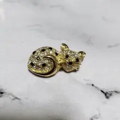 猫デザイン ブローチ 金色　キラキラ