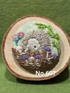 くるみボタン刺繍ヘアゴムorブローチ　ハリネズミときのこ　動物刺繍　メルヘン
