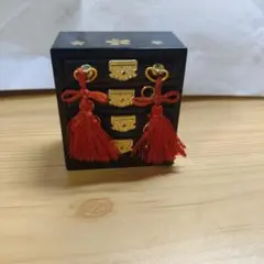 黒い引き出し式小物入れ