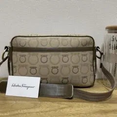 《美品》Ferragamo（フェラガモ）レザー ショルダーバッグ ベージュ系