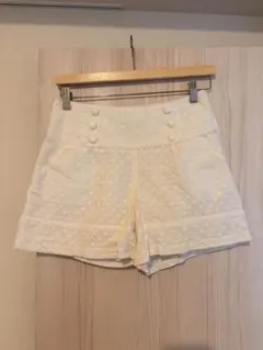 CECIL McBEE ホワイトショートパンツ