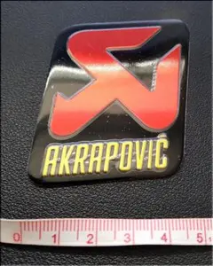 アクラボビッチ（AKRAPOVIC）★アルミ耐熱ステッカー★５．９×５ｃｍのサムネイル