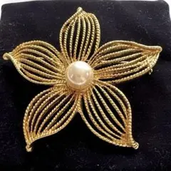 美品　ゴールド細工　フラワーモチーフ　ブローチ ホワイトパール付き