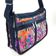 LeSportsac　花柄　多収納ショルダーバッグ　軽量　マチ拡張　ポーチ付き