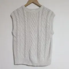 GU アイボリー ケーブル編み ノースリーブ ニットベスト