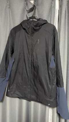 On オン インシュレータージャケット ブラック フード付き