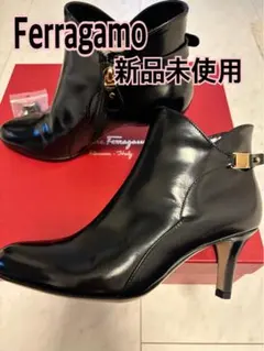 Ferragamo 新品未使用 黒 レザー ブーティ22.5のサムネイル