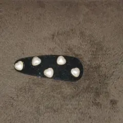 ハート型パール風装飾の黒ヘアピン