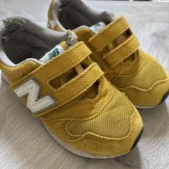 New Balance イエロー スニーカー