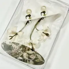 花のイヤリング　ユリの花　fleurlia