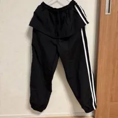 ストライプフリル付き黒パンツ