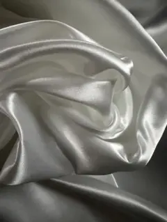 超お買い得　光沢がとても美しい日本製オフホワイトの薄手サテン(1.2×4M)