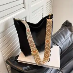 ブラックレザー風ショルダーバッグ　可愛い　お洒落　個性的　カジュアル　新品