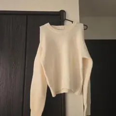 クリーム色オフショルダーセーター　肩空き