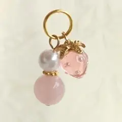 ローズクォーツ紅水晶＆樹脂パール ＆クリアピンクいちご チャーム 金色カニカン