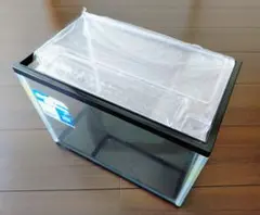 보너스 펌프가 있는 30cm 플라스틱 물 탱크 (아마도 미사용)