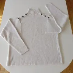 ホワイト ハイネック セーター ボタン付き