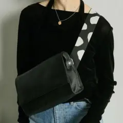 美品✨　イアパピヨネ ワイドテープショルダーバッグ ボディバッグ　黒