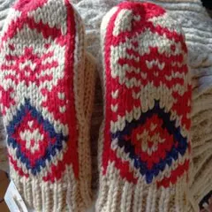 ネコ柄　 ミトン 紐付き　ベージュ 赤 青