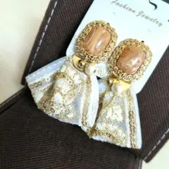 インド刺繍リボン　タッセルイヤリング　ベージュ　ホワイト