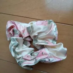 サテン花柄シュシュ