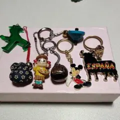 多彩なデザインのキーホルダーセット