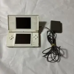 中古　完動品　任天堂 DS Lite ホワイト 充電器付き　おまけドラクエ付き