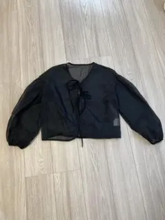 リボン付きブラックブラウス