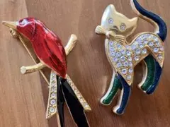 赤い鳥と猫のブローチ