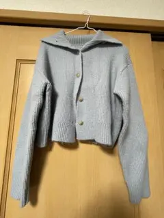 ライトグレー ボタン付きショート丈ニット