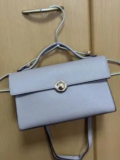 ベージュ　フラップ式ショルダーバッグ