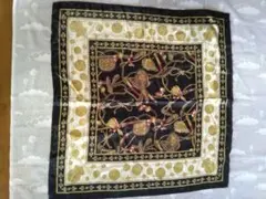 エレガントな黒地のスカーフ