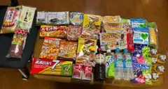 食料品とお菓子とジュースの詰め合わせのサムネイル