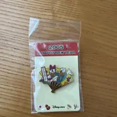 ディズニーストア ドナルドダック デイジー ピンバッジ 2005 正月 限定