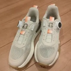 ボアシステム付きベージュスニーカー