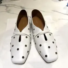 Au BANNISTER スタッズ付きフラットシューズ ホワイトのサムネイル