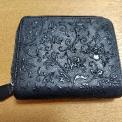 中古★印伝　黒い花柄エンボスレザー二つ折り財布のサムネイル
