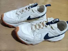NIKE スニーカー TC7900 アイボリー×ネイビー　24cmのサムネイル