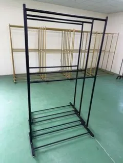 ① 金色のハンガーラック5機セット引取限定 - メルカリ