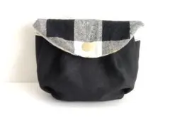 ハンドメイド ポーチ 黒と白のチェック柄 フラップポーチ