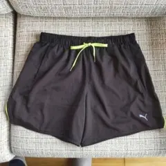 PUMA ブラックショートパンツ ライムグリーンアクセント