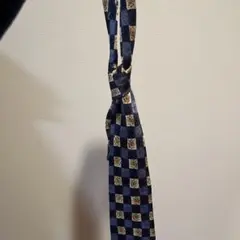 ネイビーとゴールドのチェック柄ネクタイ