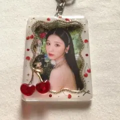 韓国　トレカ　ケース　デコ　チェキ　レジン　硬質　キーホルダー　さくらんぼ　赤