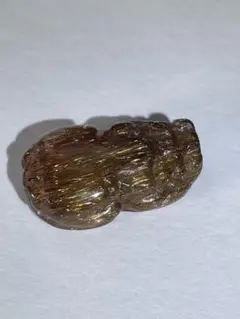 ゴールドルチルクォーツの貔貅（ひきゅう）彫刻